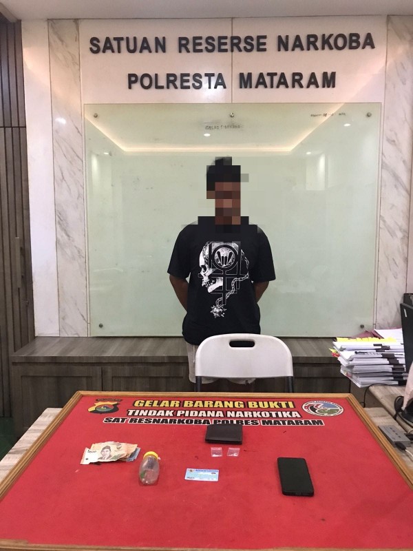 Foto Terduga Kasus Narkotika, Pemuda Berinisial MR (21) dan Barang Bukti pada Sabtu malam (14/9/2024) saat Press Release di Polresta Mataram (Sumber: Humas Polresta Mataram)